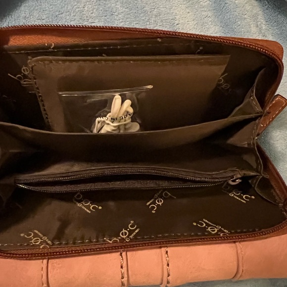 BOC wallet NWT with removable charging port and identity scan shield - Picture 2 of 6